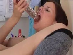 Verdorbene Dame fickt ihre Pussy mit einem Sextoy
