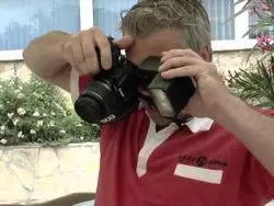 Versaute Blondine nuckelt einen dicken Penis