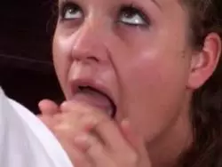 Ihre glatte Möse macht den Kerl total geil