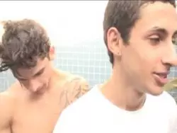 Potente Kerle bumsen sich gegenseitig beim Analsex