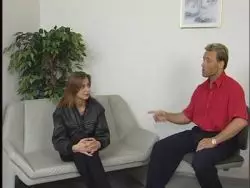 Sportliches Weib wird in ihre haarige Muschi gebumst