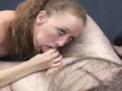 Die heiße Bitch präsentiert ihre kleinen Titten und ihre zarte Möse vor der Kamera