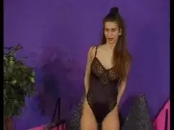 Beim Solofick rammelt sich die versaute Nutte zum weiblichen Orgasmus