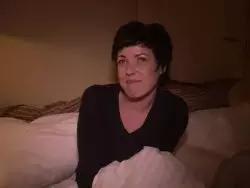 Sexy Hausfrau befriedigt sich auf ihrem Bett selbst